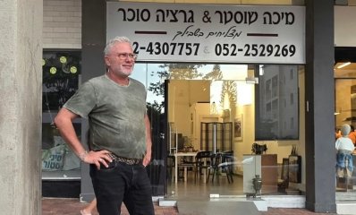 מיכה שוסטר מחוץ למשרד התיווך ברחוב אושיסקין, צילום פרטי