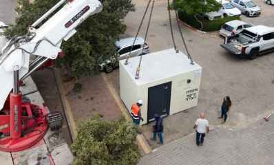 מנוף מוריד מיגונית יבילה בהוד השרון , צילום: מתוך עמוד הפייסבוק של העירייה