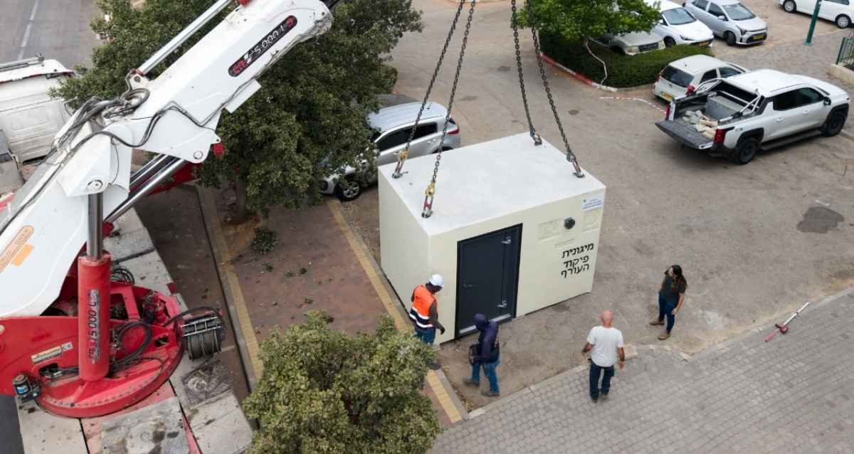 מנוף מוריד מיגונית יבילה בהוד השרון , צילום: מתוך עמוד הפייסבוק של העירייה