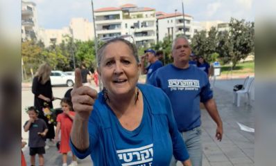 תושבת רעננה מטיחה בראש העיר שהוא מנהל את ישיבות המועצה ״כמו שמחה רוטמן״. צילום: מתוך הפייסבוק של חיים ברוידא