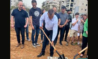 רפי סער בהנחת אבן פינה בשנת 2023 למבנה שבט צופי שליט בשכונת נווה הזמר העברי (הירוקה 60)