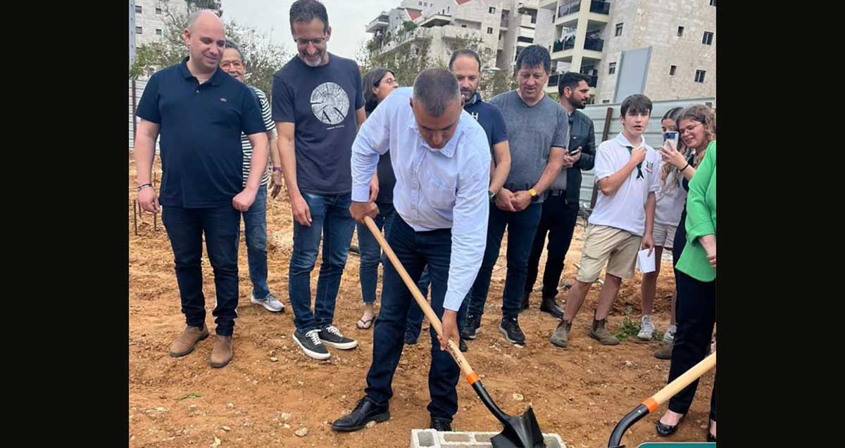 רפי סער בהנחת אבן פינה בשנת 2023 למבנה שבט צופי שליט בשכונת נווה הזמר העברי (הירוקה 60)