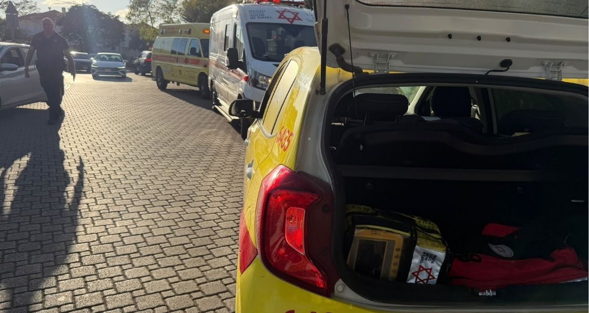 רכב וניידת מד"א ברחוב המייסדים בכפר יונה, צילום: מד"א