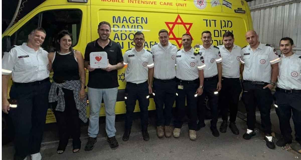 אורטל וקובי עם צוות מד"א, צילום: מד"א