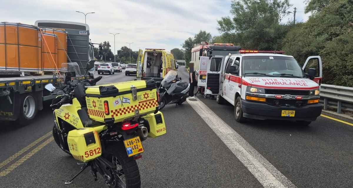 אמבולנס ואופנוע מדא בזירת התאונה סמוך למחלף רעננה, צילום: מד"א