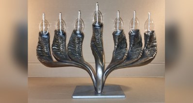 מנורת שופרות בתערוכת "Freedom. חופש. חירות" בגלריה על האגם ברעננה, צילום ארכיון. קרדיט היצירה: אלכסנדר מטלייב