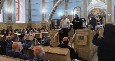 מימין - יעקב קורצקי, איציק רוכברגר, יורם אברהמי, בבית הכנסת הגדול בטביליסי גיאורגיה