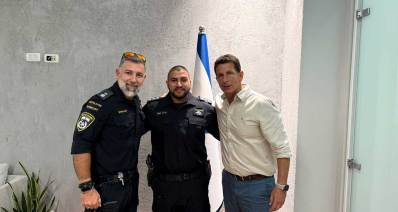מימין - ראש עיריית הרצליה יריב פישר, מפקד השיטור העירוני פקד נג'יב זועבי, מפקד תחנת גלילות סנ"צ ליאב מנשרוף