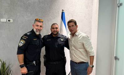 מימין - ראש עיריית הרצליה יריב פישר, מפקד השיטור העירוני פקד נג'יב זועבי, מפקד תחנת גלילות סנ"צ ליאב מנשרוף