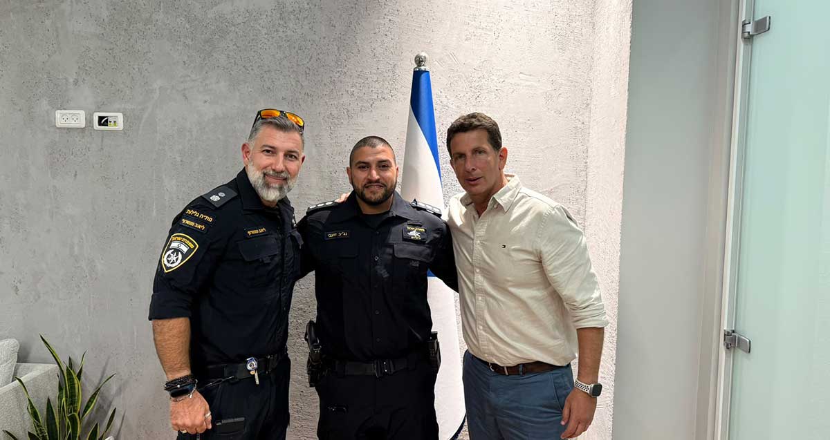 מימין - ראש עיריית הרצליה יריב פישר, מפקד השיטור העירוני פקד נג'יב זועבי, מפקד תחנת גלילות סנ"צ ליאב מנשרוף