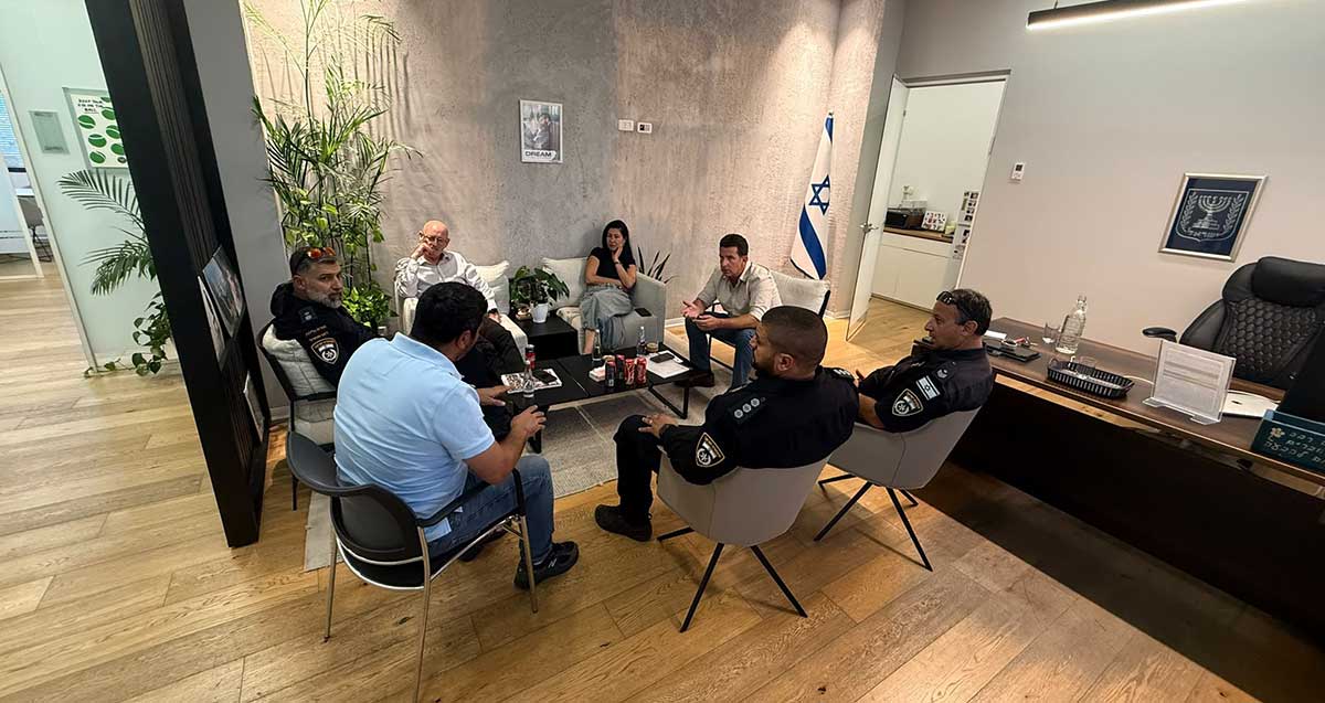 יריב פישר, אלכס גולדשטיין, בפגישה עם מפקדי המשטרה בעיר